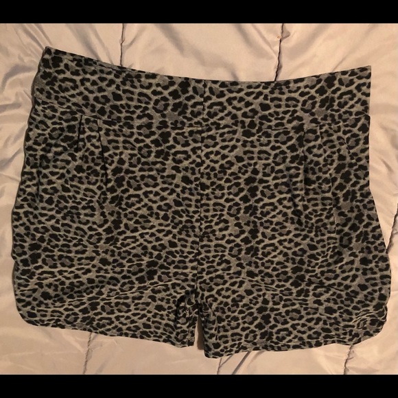 Lounge Shorts Leggings Material Gray Leopard PJ Pajamas TC2 NWOT - Picture 4 of 6